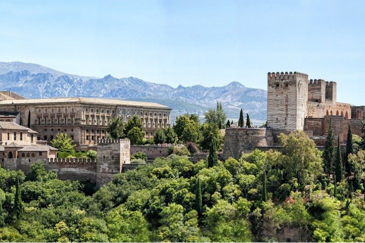 alhambra-1285842_1920.jpg