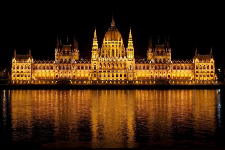 hungarian-parliament-77610_1920-(1)_2.jpg