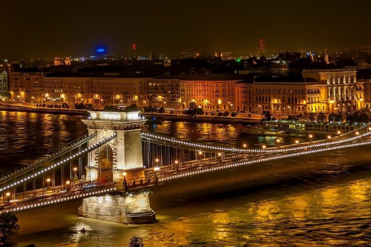 szechenyi-chain-bridge-1758196_1920-(4)-(1)-(1).jpg